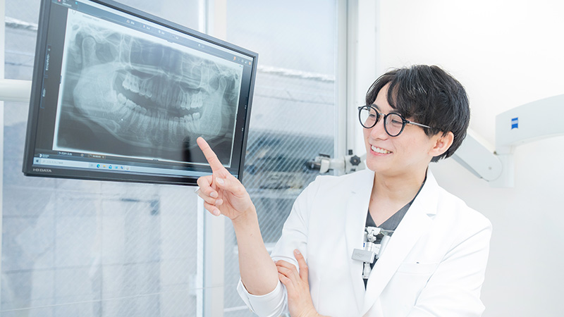 治療計画を説明するスタッフと患者