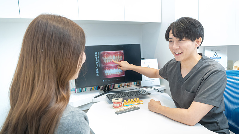 治療計画の説明資料を使って患者に説明している場面