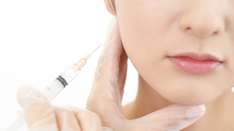 ボツリヌストキシン注入施術を行っている場面