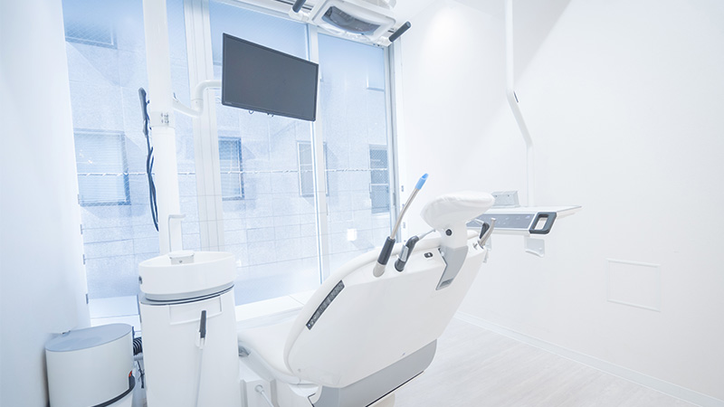 施術後の経過観察で医師が患者の様子を確認している場面