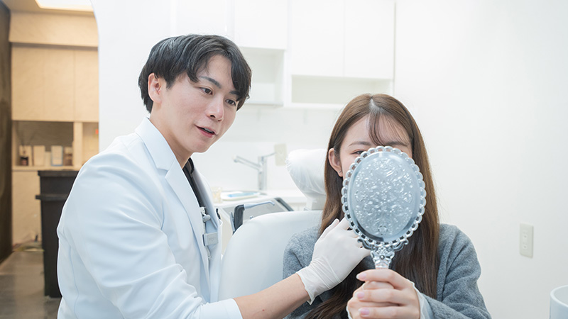 カウンセリングで患者が口元の希望を伝えている場面