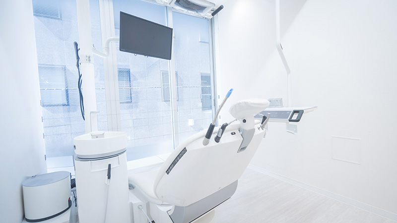 施術後のアフターケアについてスタッフが説明している場面